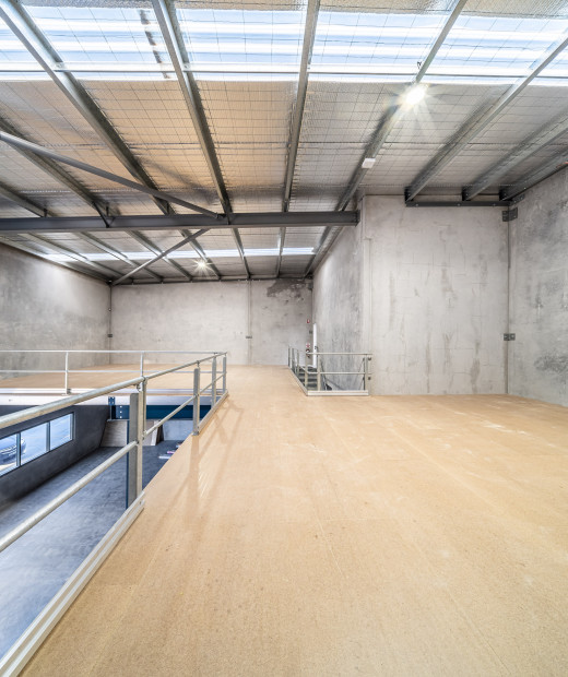 How Mezzanine Floor Construction Differs: Panels vs Gratings and What They Mean for Your Warehouse