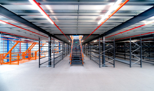 How Custom Industrial Mezzanines Boost Productivity in Multi-Level Warehousing and Production