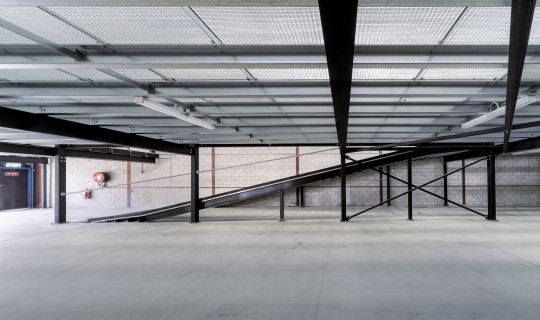 Choosing the Right Mezzanine Floor: When to Use Solid Panels and When to Use Grating